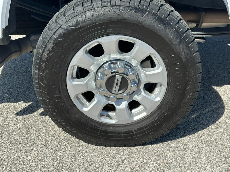 Ford Super Duty F-250 SRW Vehicle Full-screen Gallery Image 7