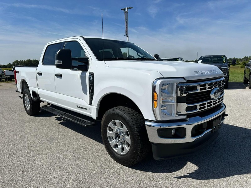 Ford Super Duty F-250 SRW Vehicle Full-screen Gallery Image 8