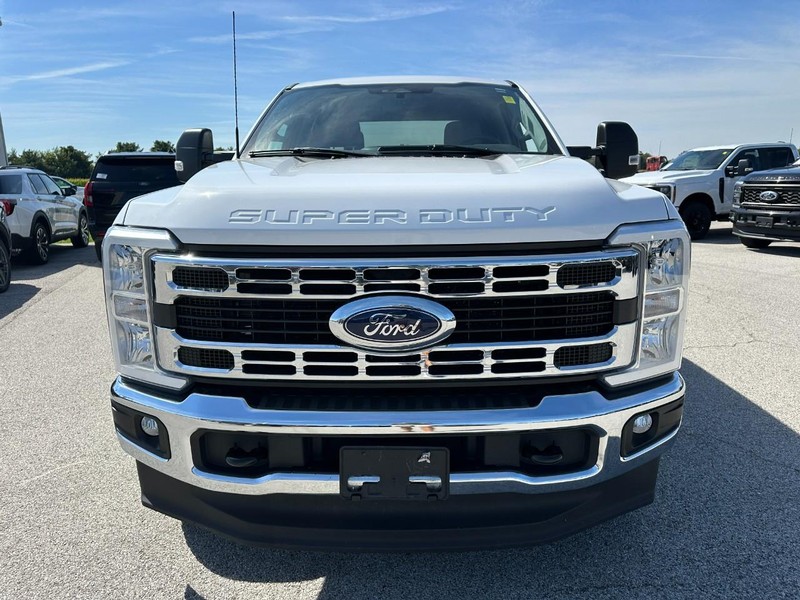 Ford Super Duty F-250 SRW Vehicle Full-screen Gallery Image 9
