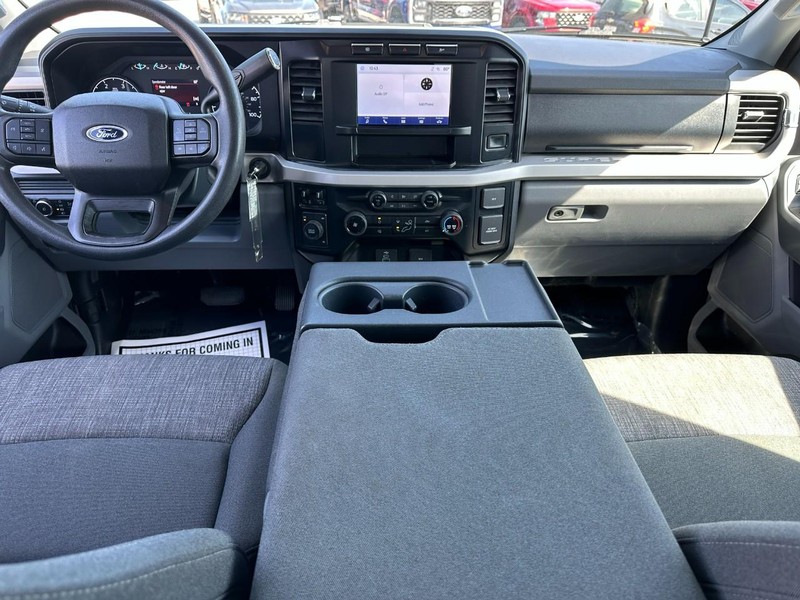 Ford Super Duty F-250 SRW Vehicle Full-screen Gallery Image 11