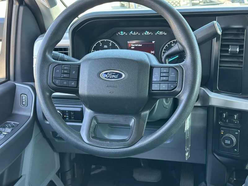 Ford Super Duty F-250 SRW Vehicle Full-screen Gallery Image 12