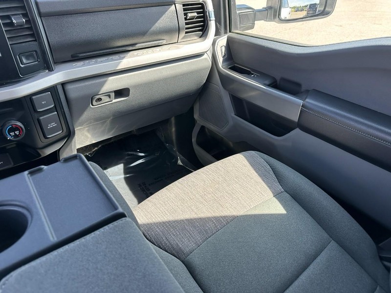 Ford Super Duty F-250 SRW Vehicle Full-screen Gallery Image 15