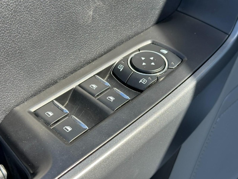 Ford Super Duty F-250 SRW Vehicle Full-screen Gallery Image 16