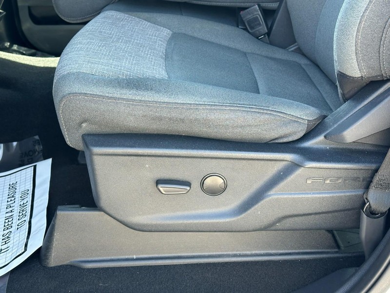 Ford Super Duty F-250 SRW Vehicle Full-screen Gallery Image 17