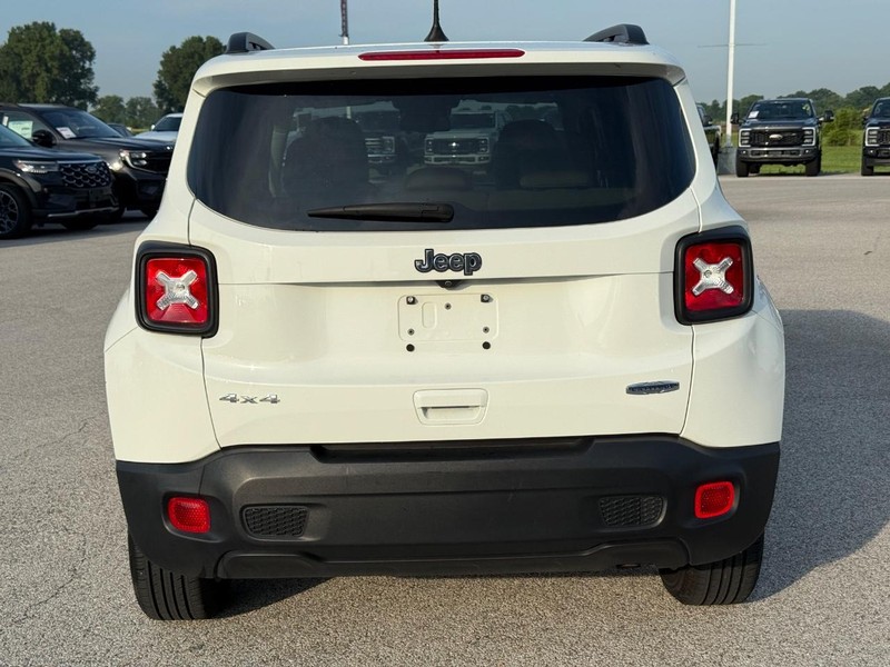Jeep Renegade Vehicle Full-screen Gallery Image 4