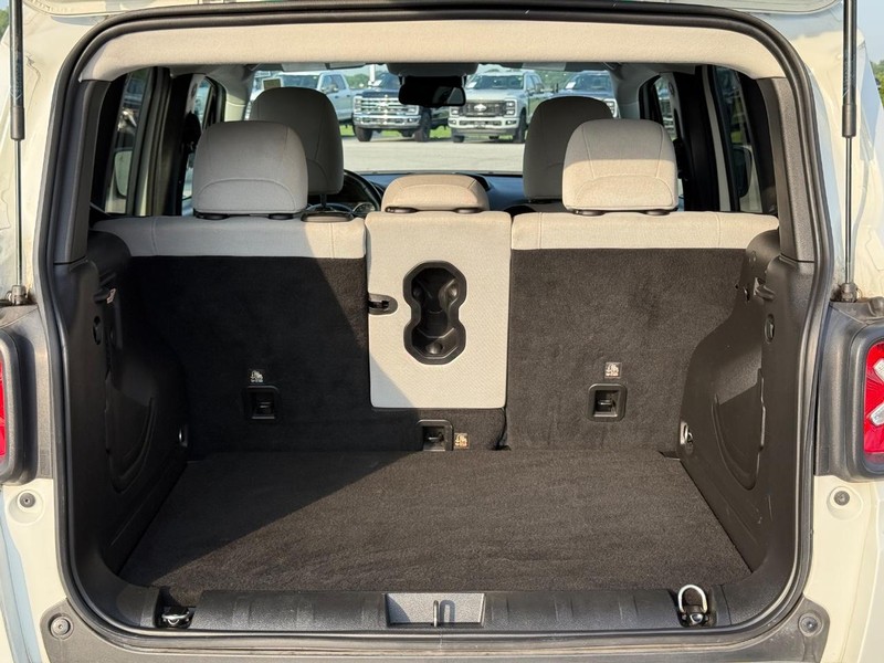 Jeep Renegade Vehicle Full-screen Gallery Image 6