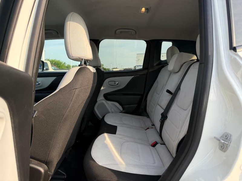 Jeep Renegade Vehicle Full-screen Gallery Image 10