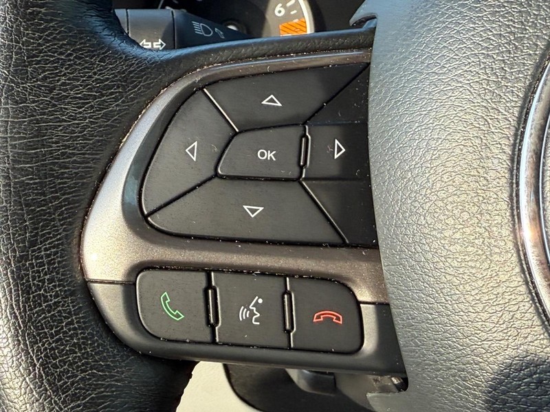 Jeep Renegade Vehicle Full-screen Gallery Image 13