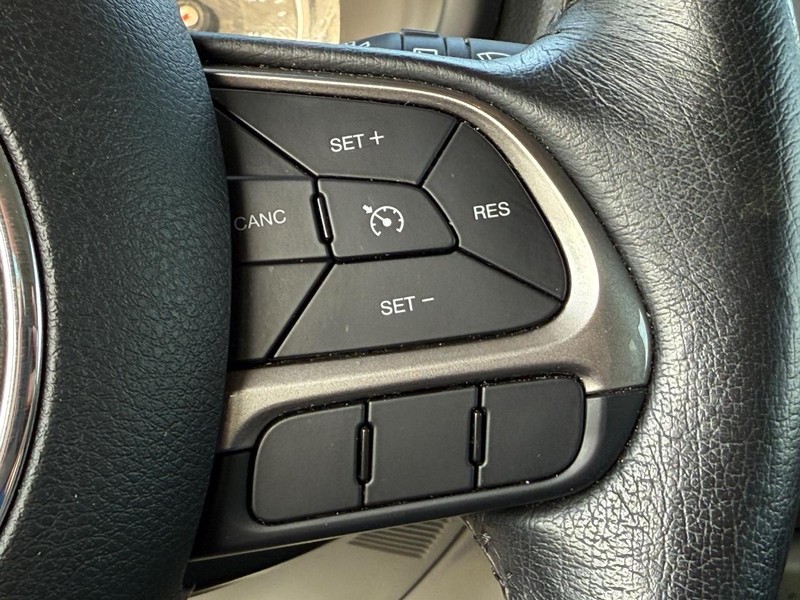 Jeep Renegade Vehicle Full-screen Gallery Image 14