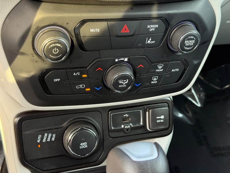 Jeep Renegade Vehicle Full-screen Gallery Image 18