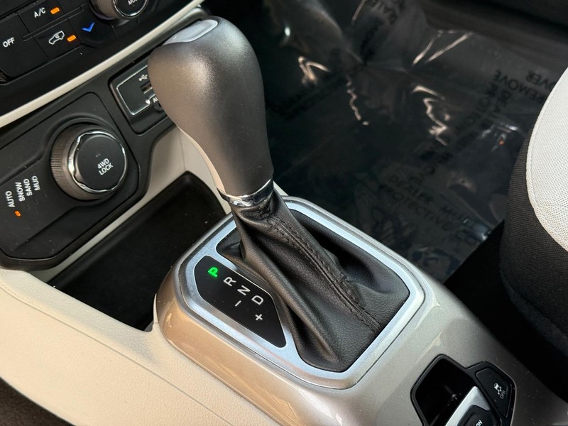 Jeep Renegade Vehicle Full-screen Gallery Image 19