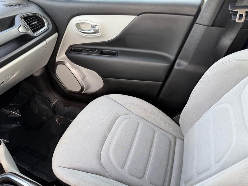 Jeep Renegade Vehicle Full-screen Gallery Image 20