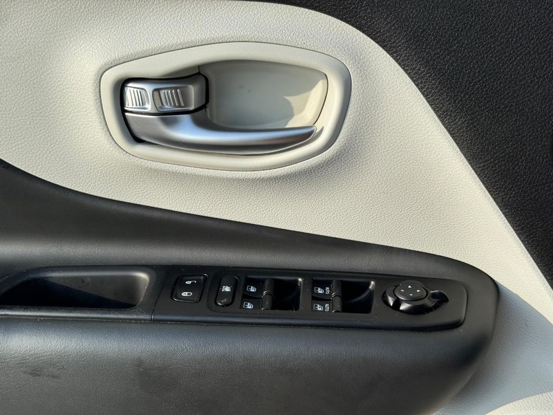 Jeep Renegade Vehicle Full-screen Gallery Image 23