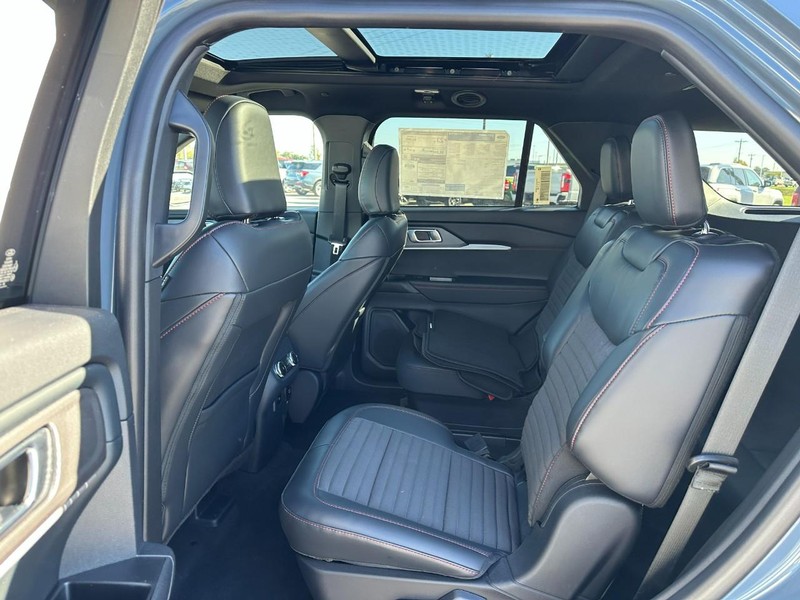 Ford Explorer Vehicle Full-screen Gallery Image 4