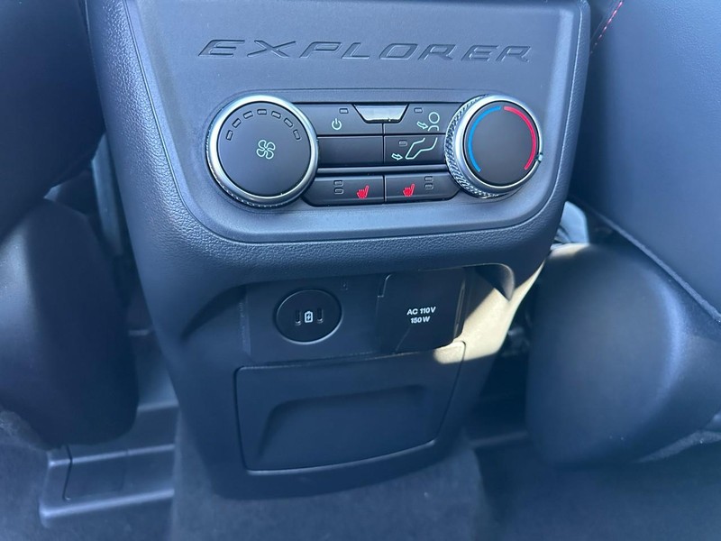 Ford Explorer Vehicle Full-screen Gallery Image 6