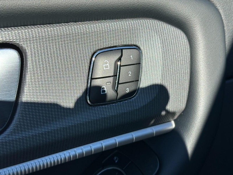 Ford Explorer Vehicle Full-screen Gallery Image 13