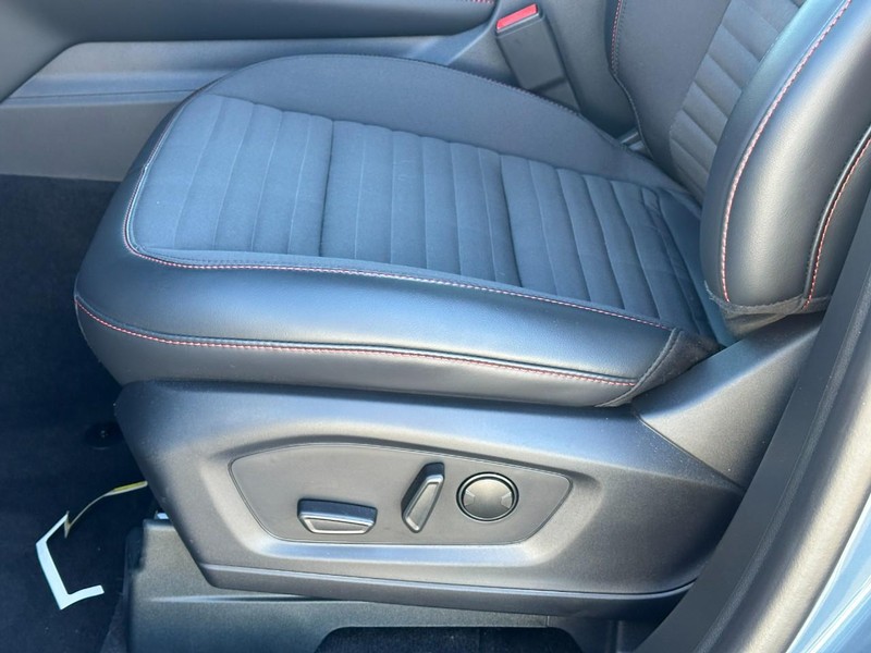 Ford Explorer Vehicle Full-screen Gallery Image 14