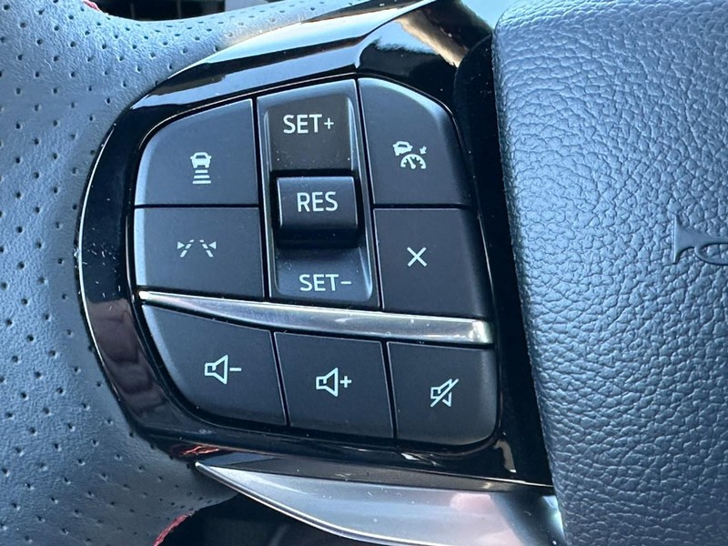 Ford Explorer Vehicle Full-screen Gallery Image 15