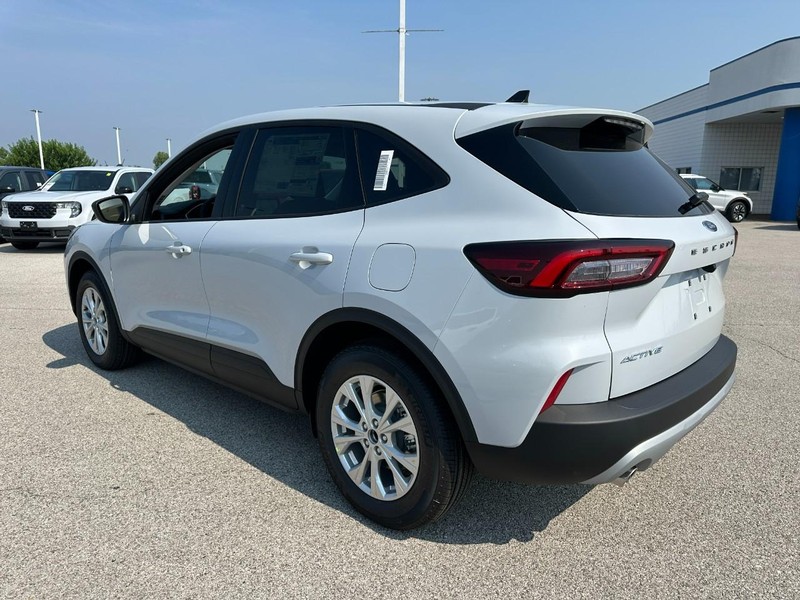 Ford Escape Vehicle Full-screen Gallery Image 3