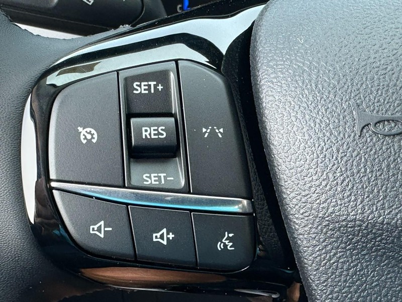 Ford Escape Vehicle Full-screen Gallery Image 11