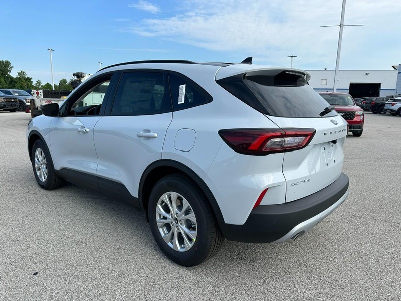 Ford Escape Vehicle Full-screen Gallery Image 3