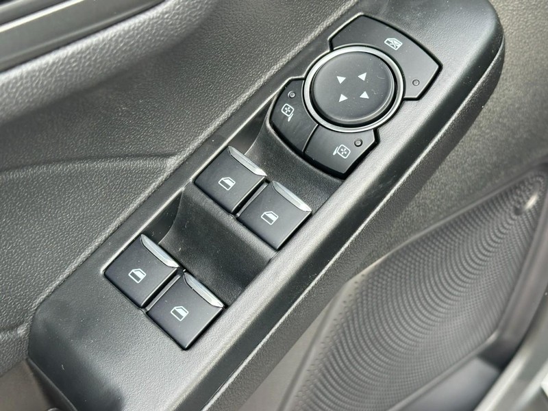 Ford Escape Vehicle Full-screen Gallery Image 10