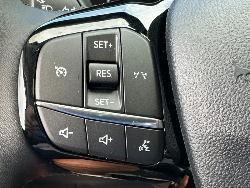 Ford Escape Vehicle Full-screen Gallery Image 12