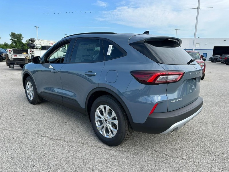 Ford Escape Vehicle Full-screen Gallery Image 3