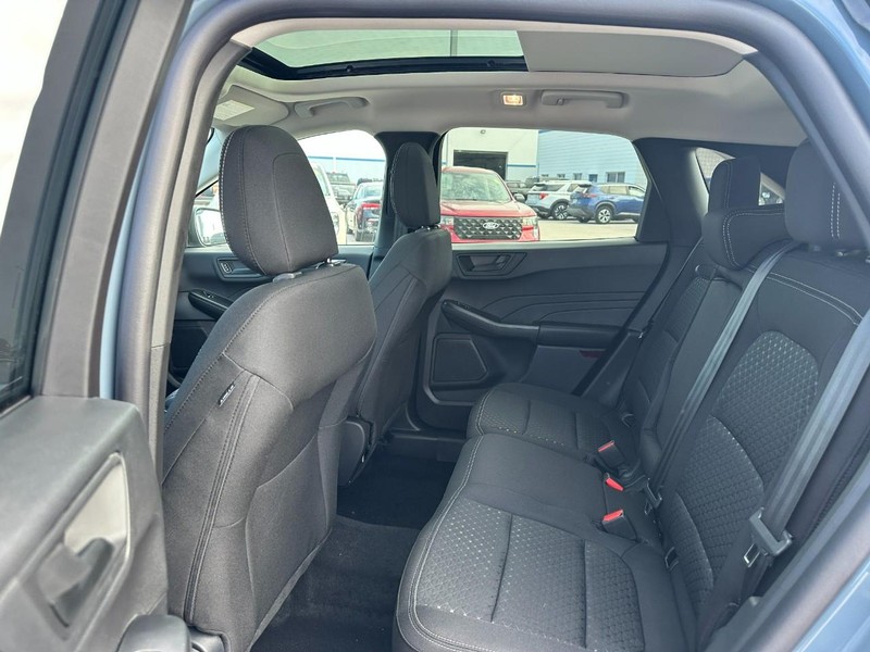 Ford Escape Vehicle Full-screen Gallery Image 4