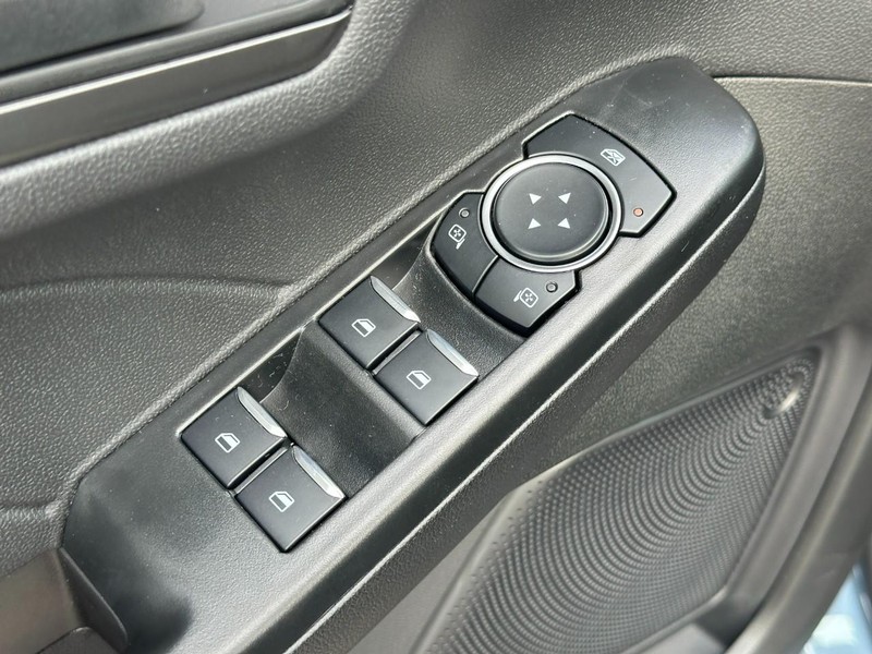 Ford Escape Vehicle Full-screen Gallery Image 10