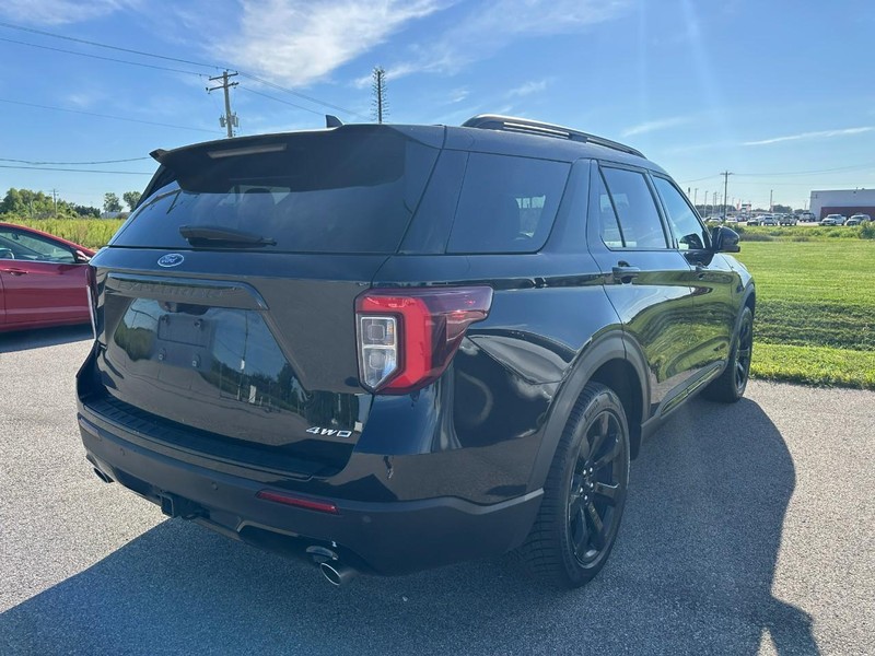Ford Explorer Vehicle Full-screen Gallery Image 3