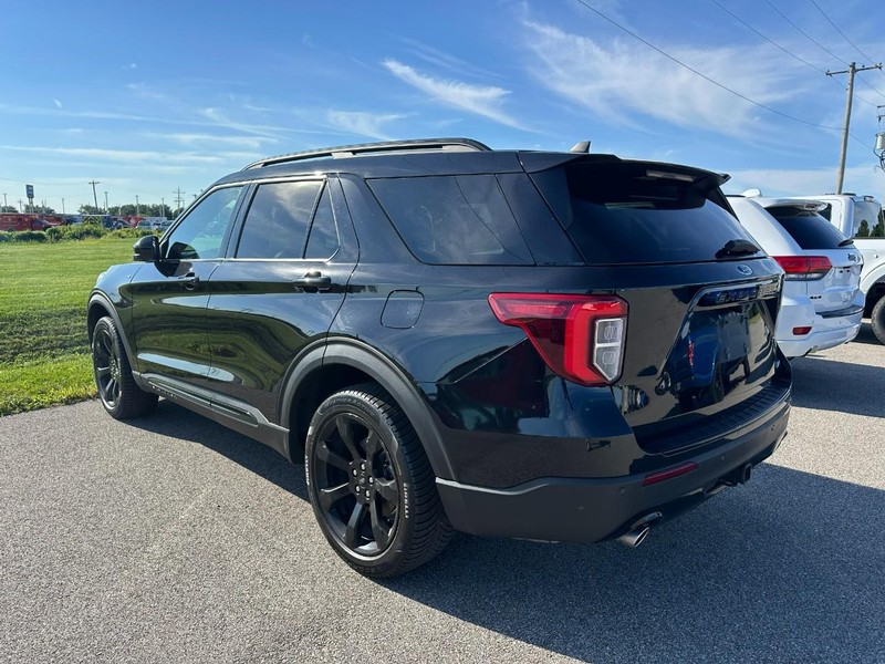 Ford Explorer Vehicle Full-screen Gallery Image 4