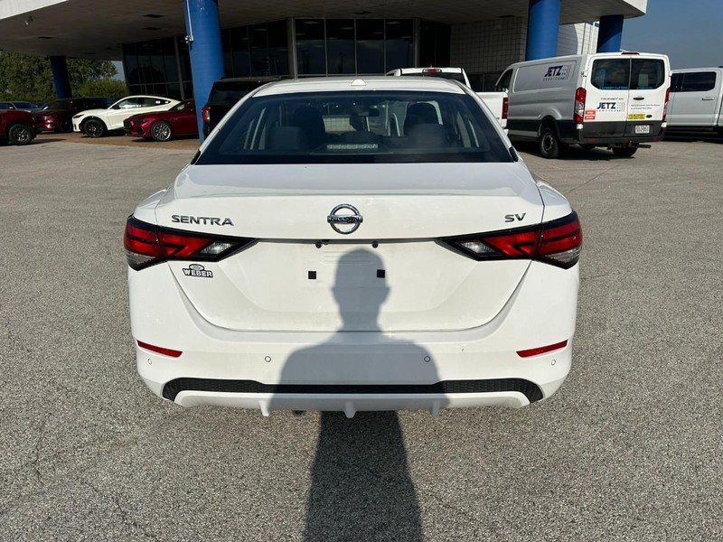 Nissan Sentra Vehicle Full-screen Gallery Image 4