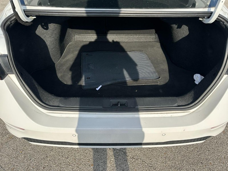 Nissan Sentra Vehicle Full-screen Gallery Image 5