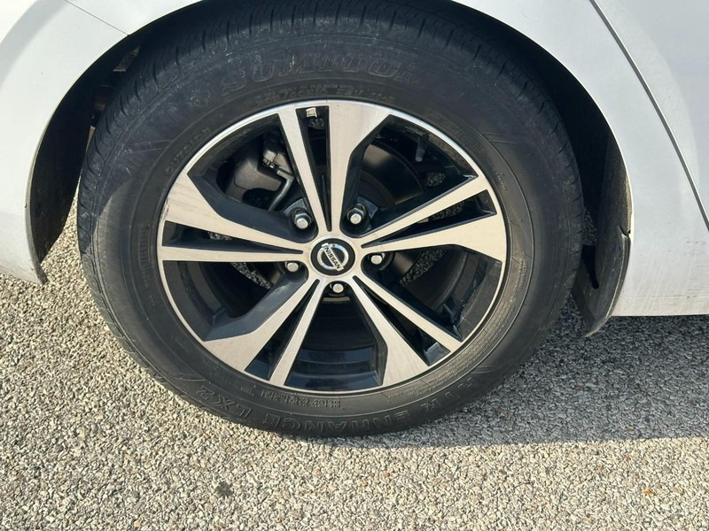 Nissan Sentra Vehicle Full-screen Gallery Image 7