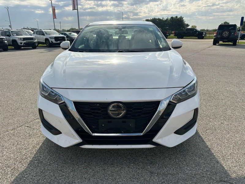 Nissan Sentra Vehicle Full-screen Gallery Image 9