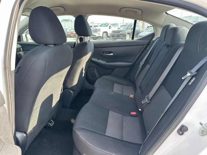 Nissan Sentra Vehicle Full-screen Gallery Image 10