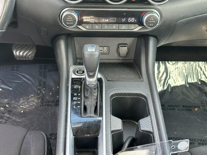 Nissan Sentra Vehicle Full-screen Gallery Image 14