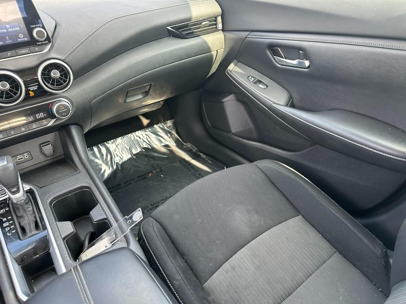 Nissan Sentra Vehicle Full-screen Gallery Image 15