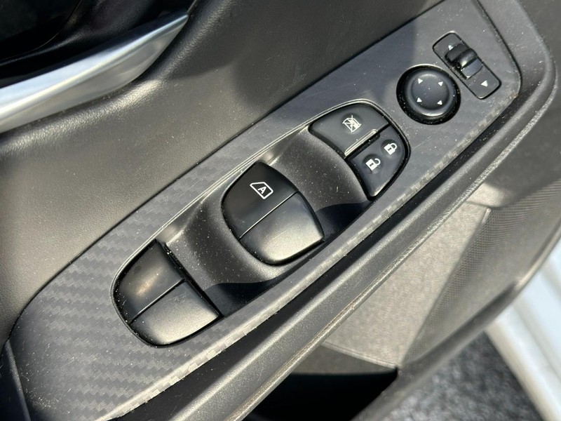 Nissan Sentra Vehicle Full-screen Gallery Image 16