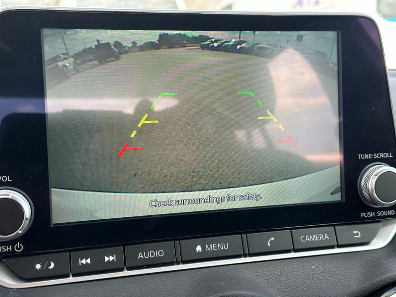 Nissan Sentra Vehicle Full-screen Gallery Image 21