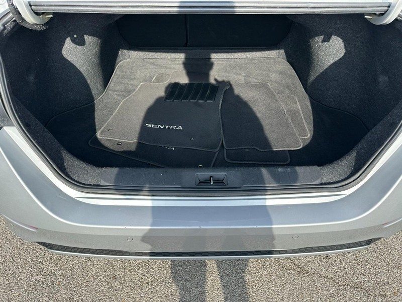 Nissan Sentra Vehicle Full-screen Gallery Image 5