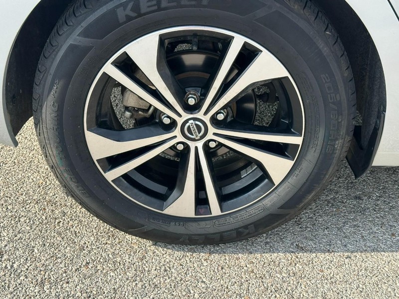 Nissan Sentra Vehicle Full-screen Gallery Image 7