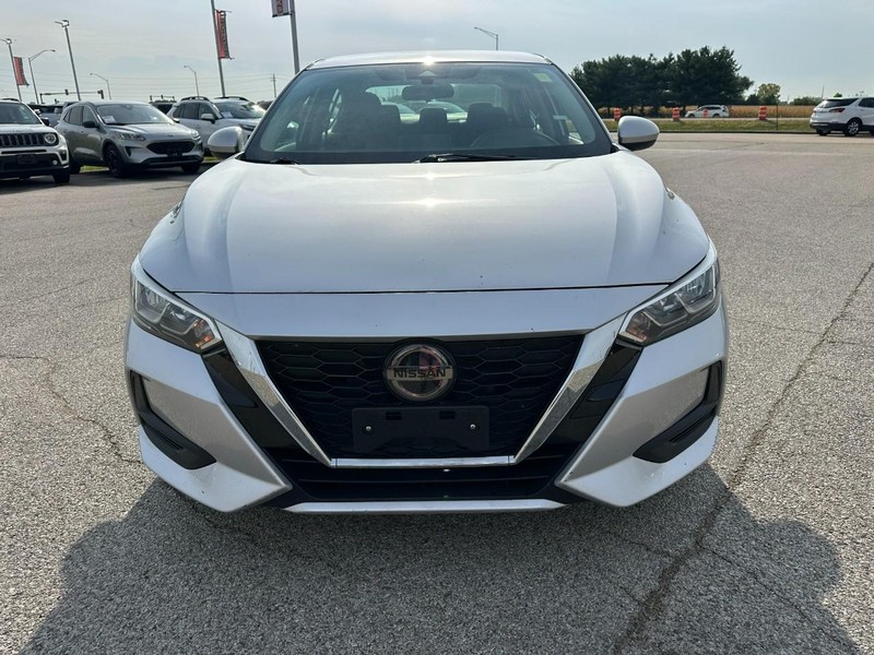 Nissan Sentra Vehicle Full-screen Gallery Image 9