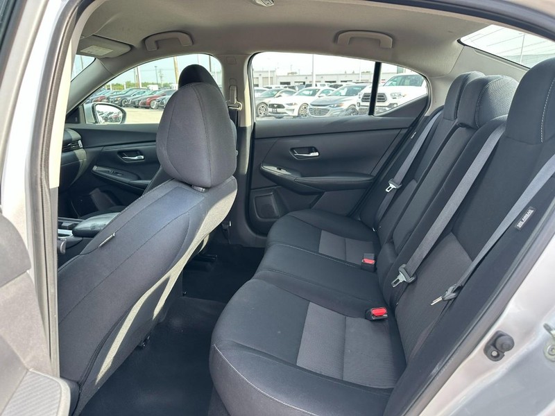 Nissan Sentra Vehicle Full-screen Gallery Image 10