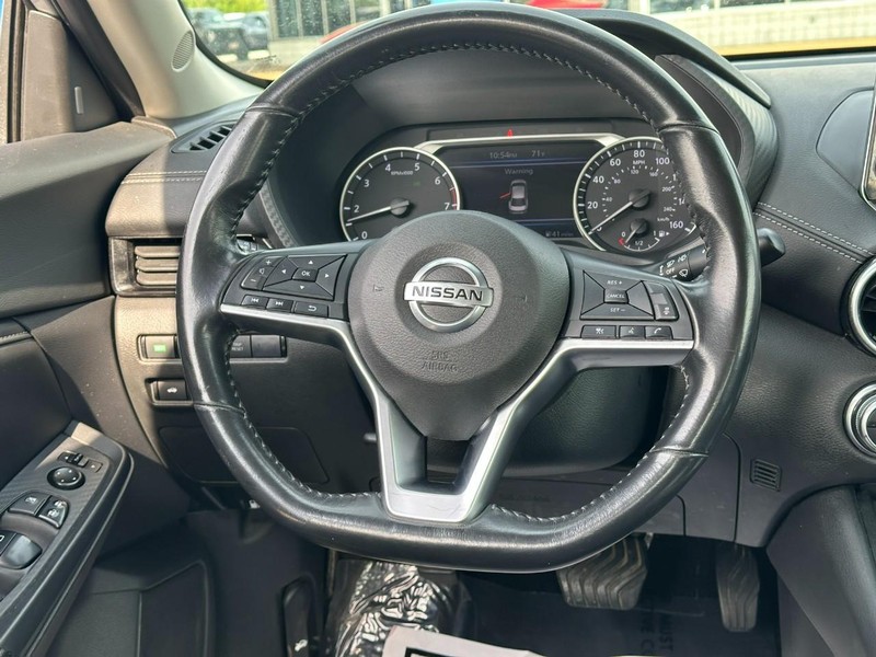 Nissan Sentra Vehicle Full-screen Gallery Image 12