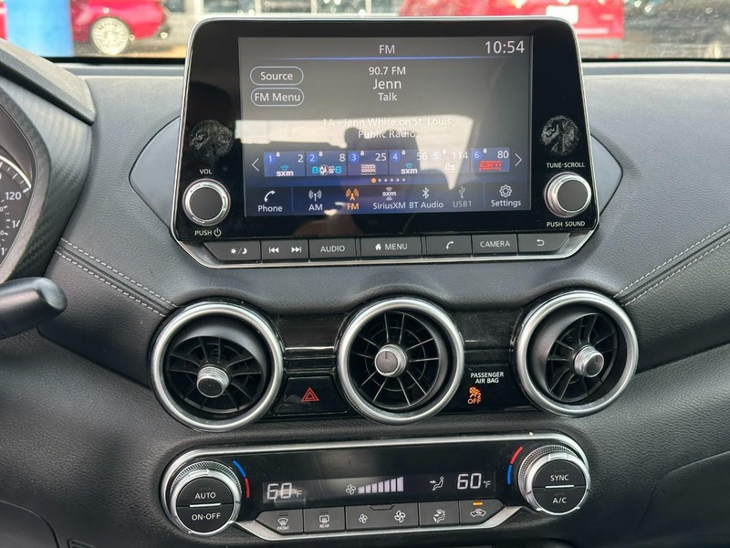 Nissan Sentra Vehicle Full-screen Gallery Image 13