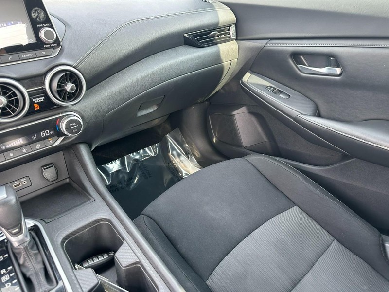 Nissan Sentra Vehicle Full-screen Gallery Image 15