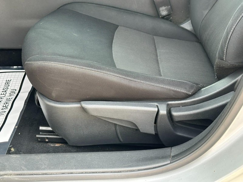 Nissan Sentra Vehicle Full-screen Gallery Image 16