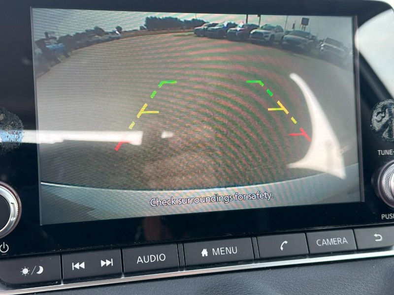 Nissan Sentra Vehicle Full-screen Gallery Image 20